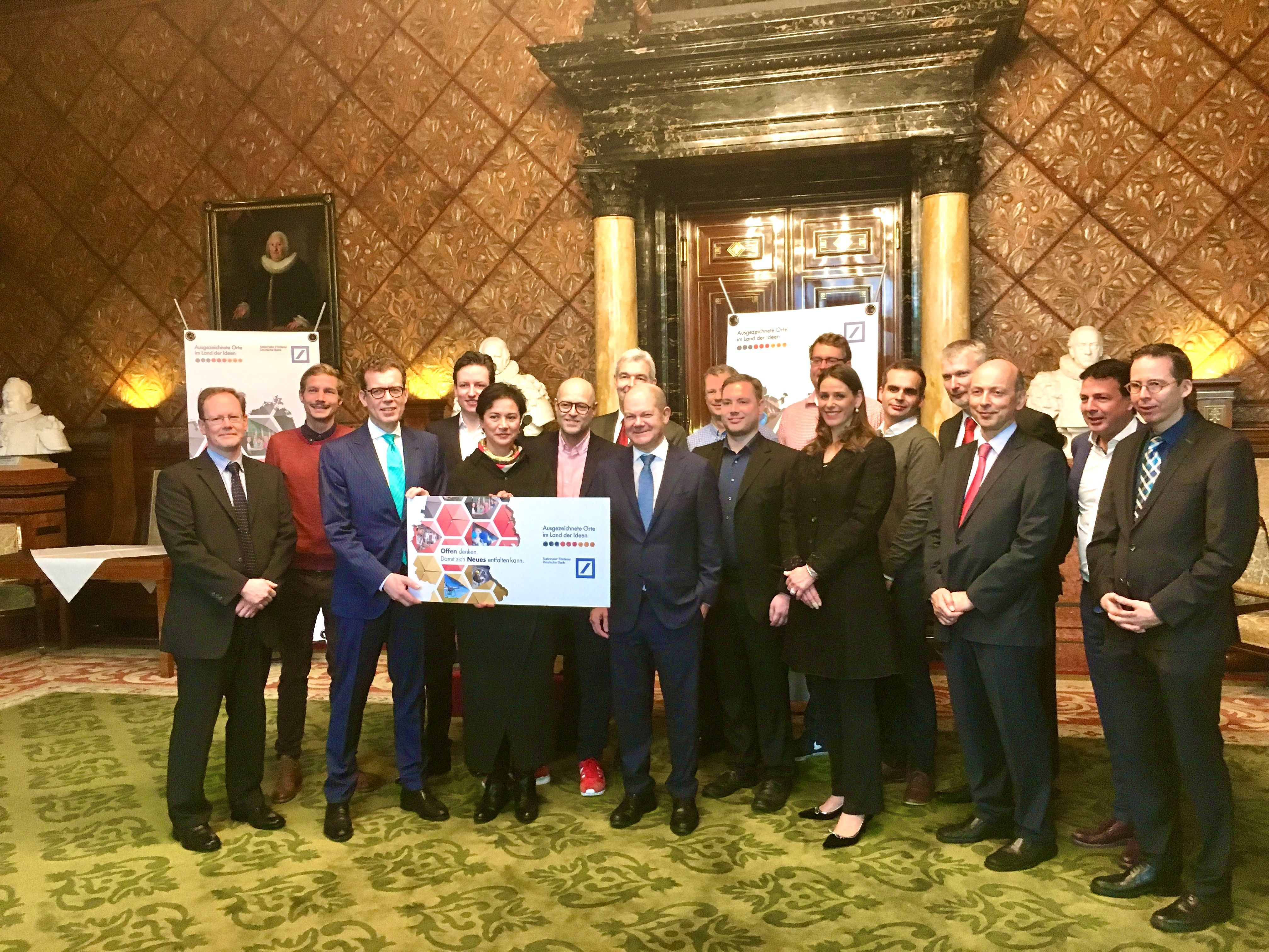 Auszeichnung im Rathaus.jpg